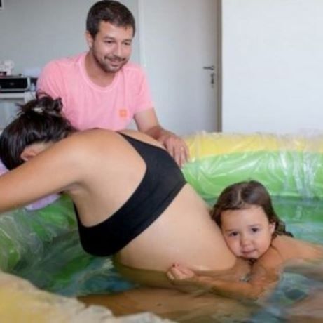 Ήθελε να γεννήσει στο σπίτι. Τα κατάφερε με τη "βοήθεια" της μικρής της κόρης! (εικόνες)