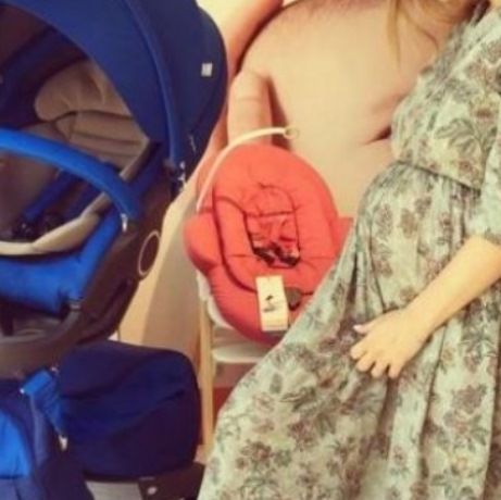 Στον 7ο μήνα της εγκυμοσύνης της επιλέγει καρότσι για το μωρό που περιμένει!