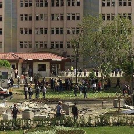 Έκρηξη κοντά σε αστυνομικό τμήμα στην Τουρκία - Νεκρός αστυνομικός (photos+videos)