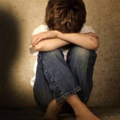 Σοκ στη Νεμέα: Έσβηναν τσιγάρα στο δεμένο με τριχιά κορμί του 3χρονου παιδιού τους