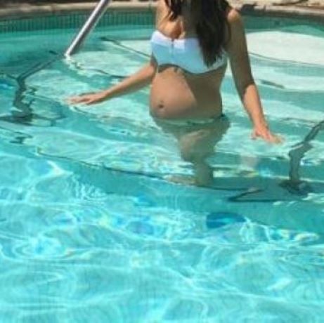 Με μπικίνι και φουσκωμένη κοιλίτσα στην πισίνα κάνει τις πρώτες της βουτιές!