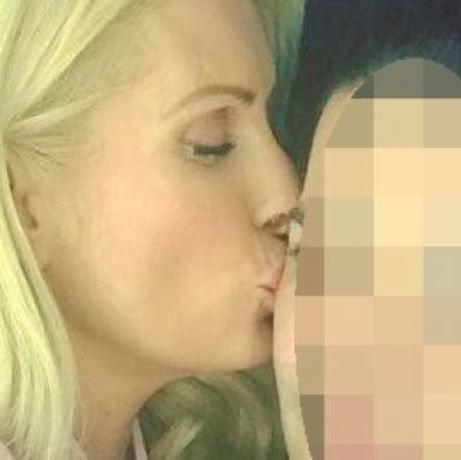 Αυτός είναι ο άνδρας που φιλά τρυφερά η Ελένη Μενεγάκη!