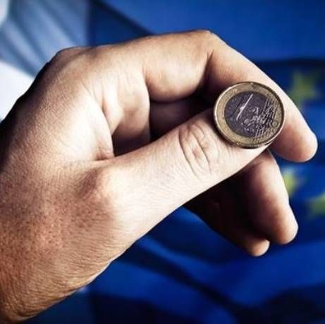 Οι δανειστές βάζουν χέρι και στον κατώτατο μισθό των 586 ευρώ