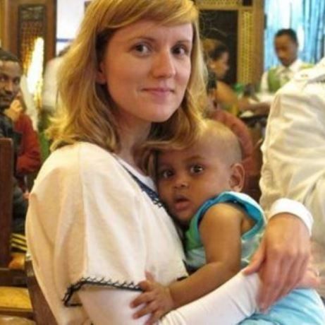Η πρώτη Ελληνίδα που υιοθέτησε παιδί από την Αιθιοπία