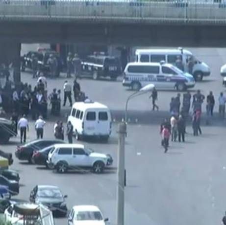 «Θρίλερ» στην Αρμενία: Ένοπλοι κρατούν ομήρους σε αστυνομικό τμήμα - Νεκροί και τραυματίες