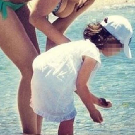 Ελληνίδα παρουσιάστρια στη θάλασσα με την κόρη της!