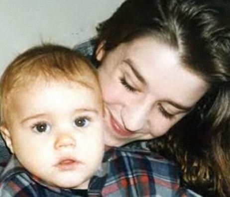Διάσημος σταρ και τραγουδιστής σε βρεφική ηλικία στην αγκαλιά της μαμάς του: Μαντεύεις ποιος είναι;