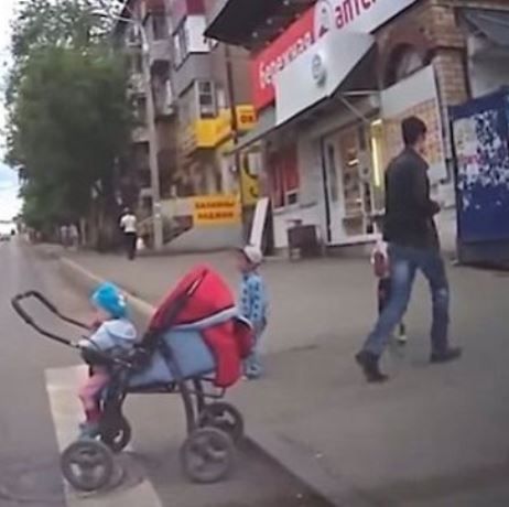 Δείτε πού μπορεί να οδηγήσει η απροσεξία κάποιων μαμάδων (βίντεο)