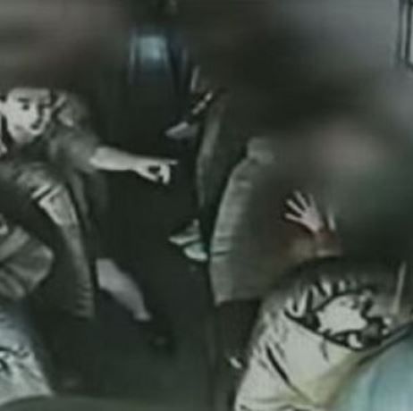 Παιδί οδήγησε σχολικό λεωφορείο όταν ο οδηγός έχασε τις αισθήσεις του! (βίντεο)