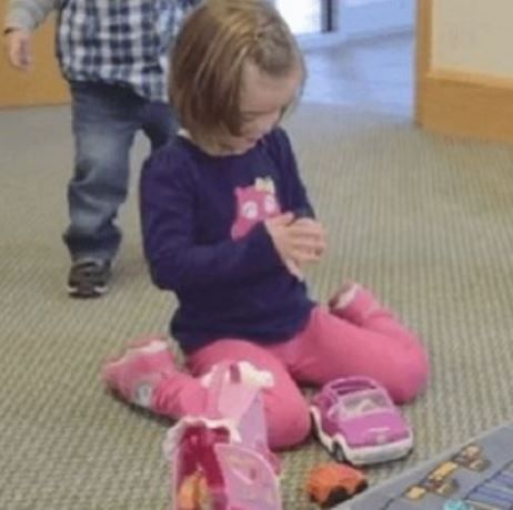 Γιατί τα παιδιά δεν πρέπει να κάθονται σε θέση «W»!