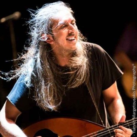 Ο Γιάννης Χαρούλης για μία επιπλέον συναυλία στο Θέατρο Βράχων