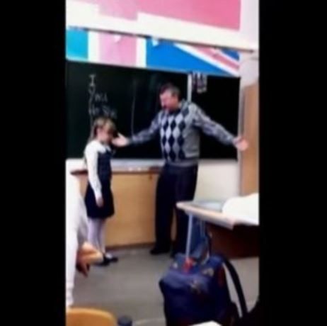 Απίστευτο:Δείτε πώς αντέδρασε μία μαθήτρια μετά από προσβολές και χειρονομίες του δασκάλου