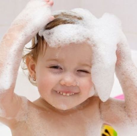 Πόσο συχνά πρέπει να λούζεται ένα παιδί