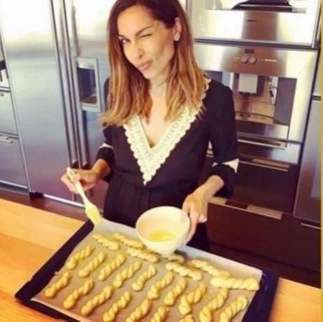 Η Δέσποινα Βανδή φτιάχνει πασχαλινά κουλουράκια! Αυτή είναι η συνταγή της!