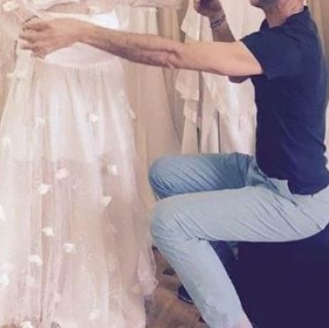 Ελληνίδα παρουσιάστρια κάνει πρόβα νυφικού με φουσκωμένη κοιλίτσα!