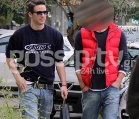 Δείτε καλά την φωτογραφία. Είναι ο αδερφός του…