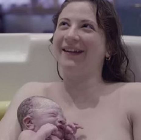 Μια νέα μαμά κρατά το νεογέννητο μωρό κοντά της. Θα σας συγκινηθείτε (video)!