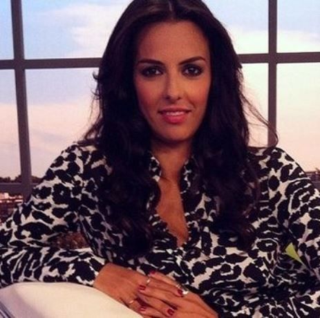 Όλγα Λαφαζάνη: Παιχνίδια στη θάλασσα με την κόρη της (εικόνα)