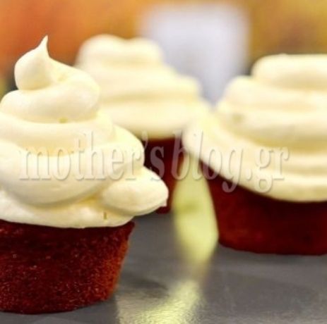Red velvet cupcakes με γλάσο από τυρί κρέμα, του Γιώργου Γεράρδου