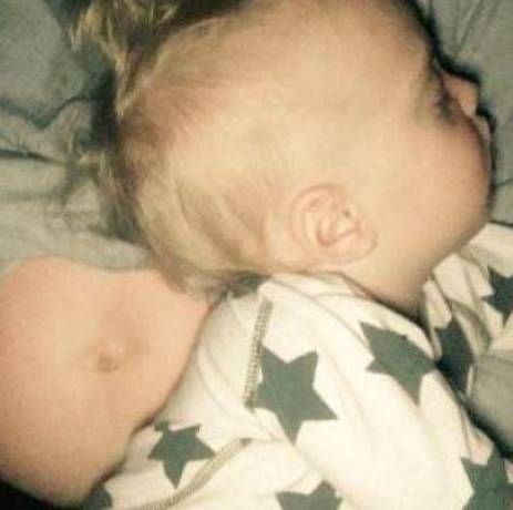 Ποζάροντας με το μωρό της μας δείχνει τη φουσκωμένη της κοιλίτσα!