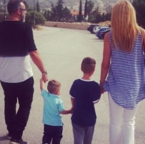 Γρηγόρης Γκουντάρας: Οικογενειακώς στην παραλία για τις πρώτες βουτιές