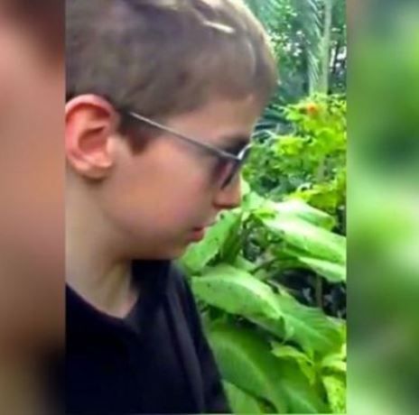 Γονείς καταγράφουν την αντίδραση του παιδιού τους που κοιτάει για πρώτη φορά τα χρώματα!