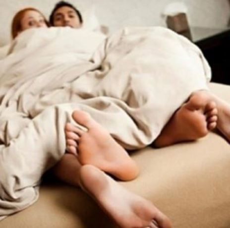 Πώς αντιδράμε όταν το παιδί, μας «πιάσει» να κάνουμε sex;