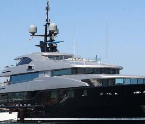 Κάνει διακοπές με θαλαμηγό που νοικιάζει για 250.000 λίρες την εβδομάδα!