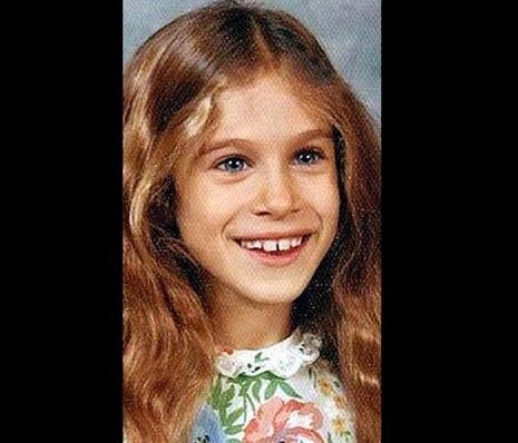 Ποια πασίγνωστη star και fashion icon είναι η πιτσιρίκα της φωτογραφίας;