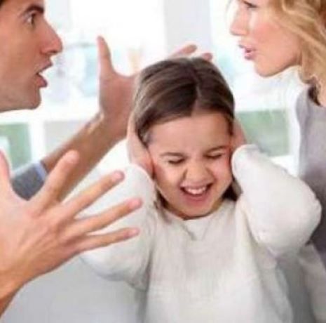 Να τι πρέπει να γνωρίζουν οι γονείς που μαλώνουν μπροστά στο παιδί τους