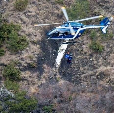 Eίχε κλειδωθεί έξω από το πιλοτήριο o ένας πιλότος- Τα σενάρια γύρω από τη συντριβή