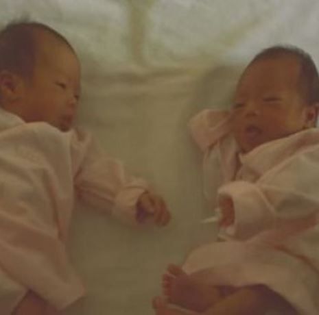 Συγκινητικό: Τις χώρισαν στη γέννα και γνωρίστηκαν τυχαία μετά από 25 χρόνια(βίντεο)