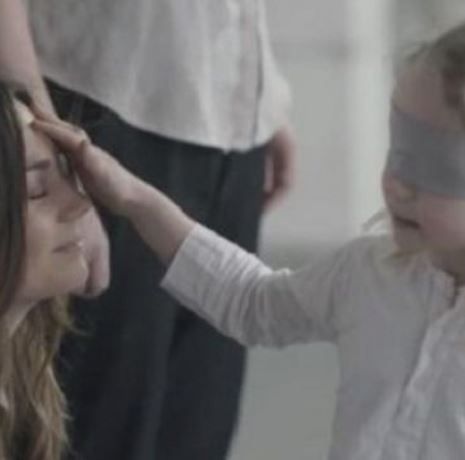 Φανταστικό πείραμα: Παιδιά προσπαθούν να βρουν τη μαμά τους χωρίς να βλέπουν!