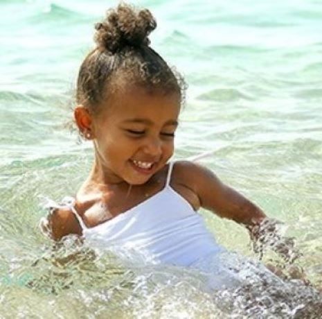 Νορθ Γουέστ: Απολαμβάνει τις διακοπές της, παρέα με τα ξαδέρφια της! (εικόνες)