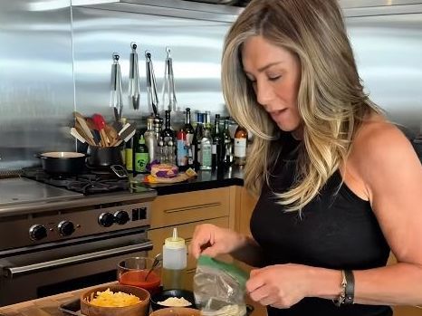 Μπουκίτσες Εντσιλάδας με τη συνταγή της Jennifer Aniston και την εκτέλεση από την ίδια