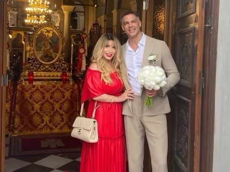 Η μαμά της Αθηνάς Οικονομάκου αποκάλυψε μία σκηνή του κρυφού γάμου στην Πλάκα μέσω ευχών στον Bruno