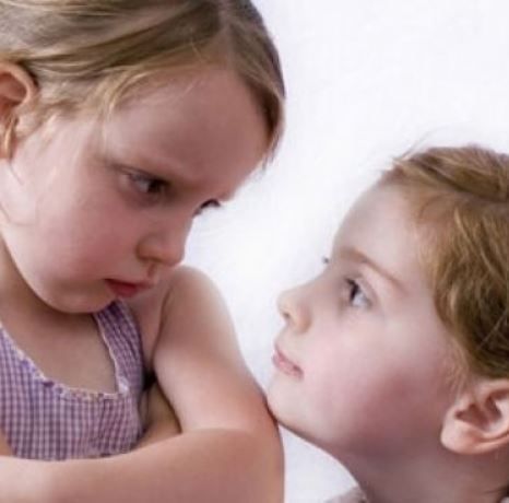 Τι κάνουμε όταν τα αδέλφια τσακώνονται; Ακολουθήστε τις παρακάτω συμβουλές