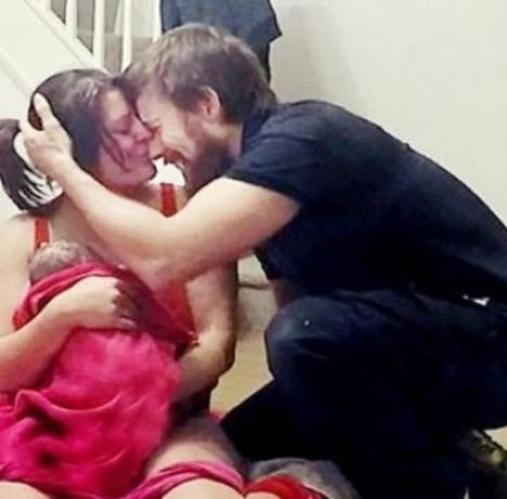 Ξεγέννησε τη γυναίκα του στο σπίτι και κατάφερε να καταγράψει τη γέννηση! (βίντεο)