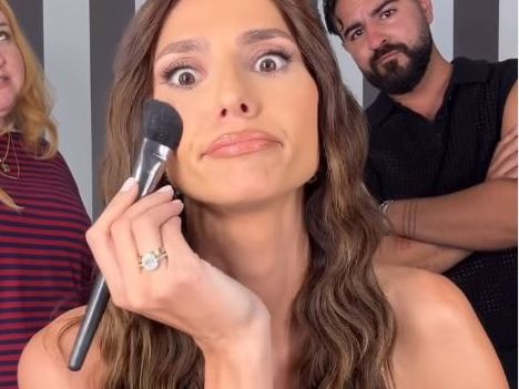 Εντάξει, προσκυνάμε το πώς η Ηλιάνα Παπαγεωργίου αποκάλυψε τον αρραβώνα με τον Γιάννη Καραβασάνη