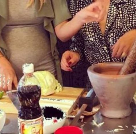 Μαγειρεύει μαζί με τη μαμά της και η κοιλίτσα της είναι πιο φουσκωμένη από ποτέ