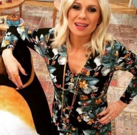 Δείτε τι κάνει η κόρη της Καραβάτου και δεν μπορούν να την κουρέψουν! (εικόνα)