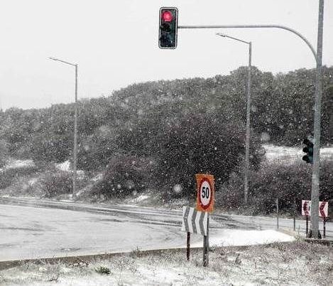 Καιρός: Έντονη χιονόπτωση στα βόρεια προάστια της Αττικής