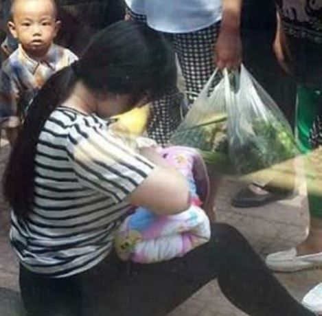 Η πράξη της συγκίνησε το διαδίκτυο: Νεαρή κοπέλα θηλάζει ένα εγκαταλελειμμένο μωρό(βίντεο)