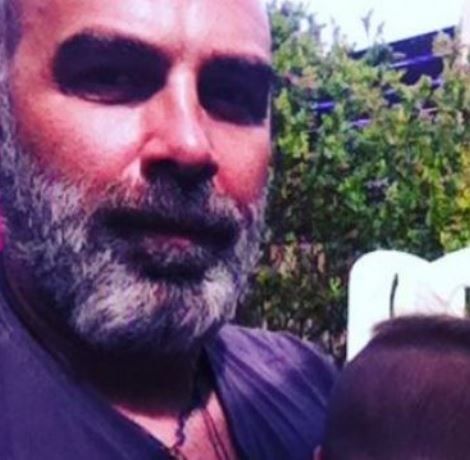 Γρηγόρης Γκουντάρας: Φωνάζει την πυροσβεστική να κατεβάσει τον γιο του (βίντεο)