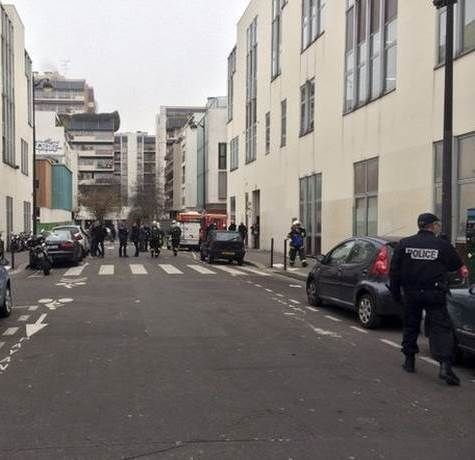 Παρίσι: Πυροβολισμοί στα γραφεία του σατιρικού περιοδικού Charlie Hebdo