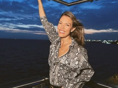 Minimal αισθητική με 3 κλασικά prints: Η Βίκυ Καγιά τα επιλέγει όλα - Καρό, ρίγες και animal print