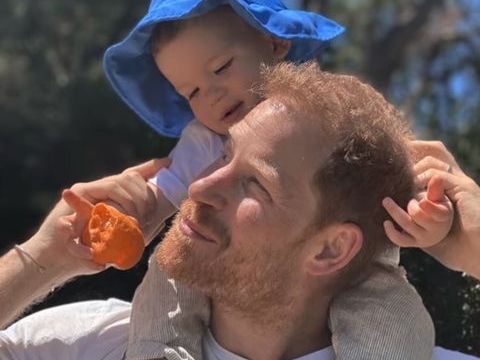 Ο πρίγκιπας Harry παραδέχτηκε πως ο γιος του Archie μοιάζει πολύ με τον αδερφό του William