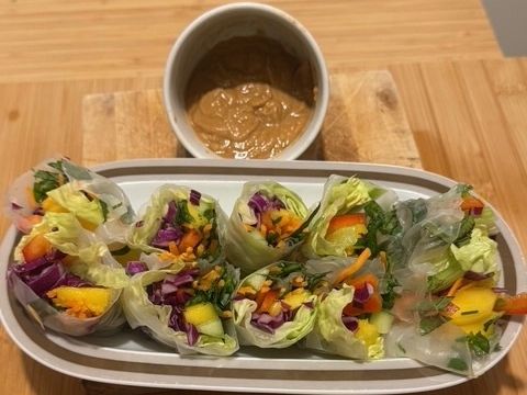 Συνταγή για φρέσκα Vietnamese Spring Rolls με Σάλτσα Φυστικοβούτυρου
