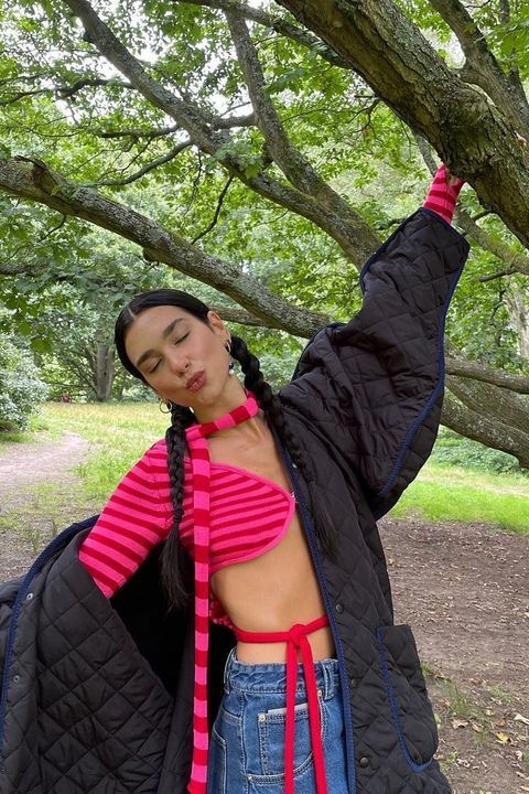 Η επιστροφή της δεκαετίας του 2010: Τα skinny scarves και τα arm socks ήρθαν για να μείνουν