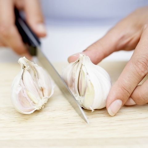 Πώς φεύγει η μυρωδιά του σκόρδου από τα χέρια;